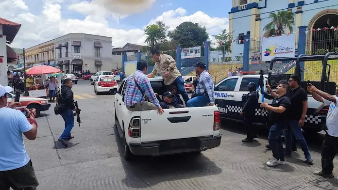 FGE INFORMA NUEVE POLICÍAS MUNICIPALES DETENIDOS POR HECHOS OCURRIDOS EN SAN ANDRÉS TUXTLA