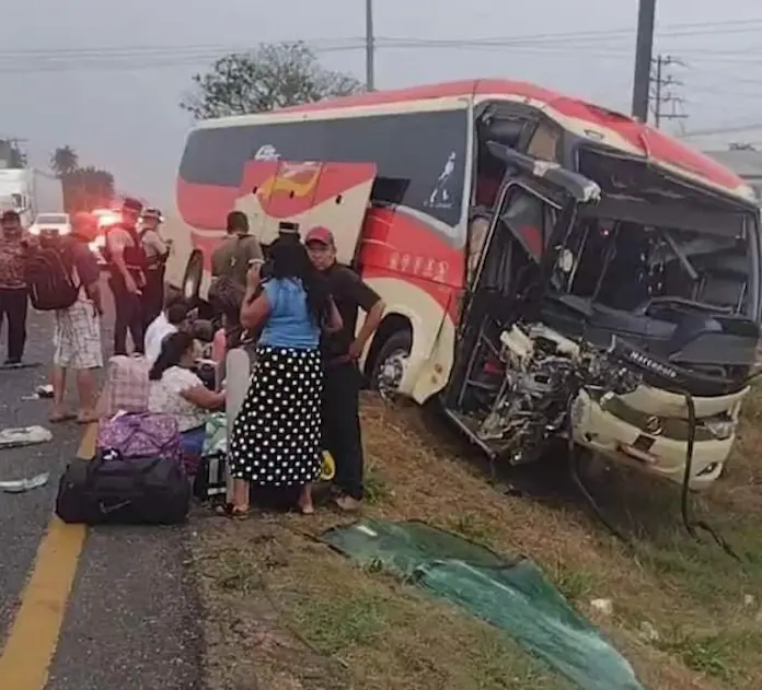 Autobús de turismo se accidenta sobre la carretera Villahermosa – Cárdenas; se dirigía a Acayucan