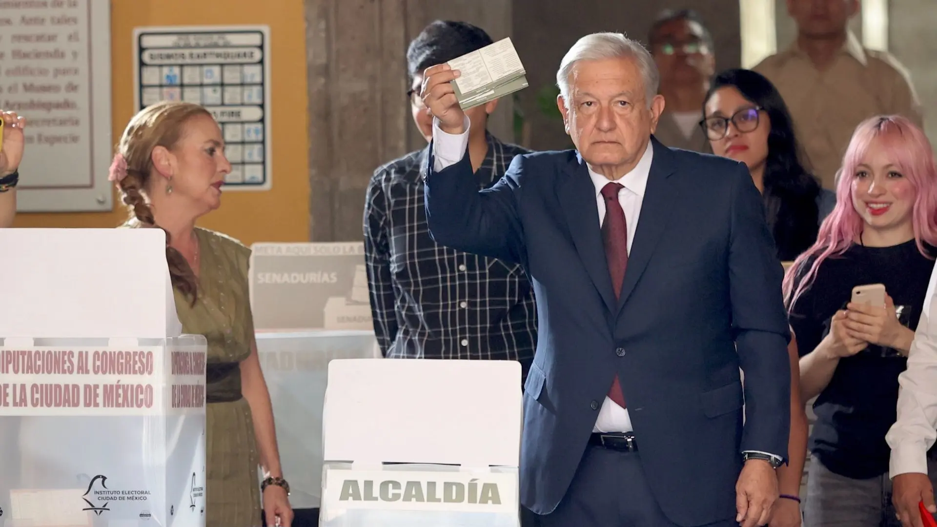 AMLO vota con Beatriz Gutiérrez en casilla del Centro Histórico de CDMX