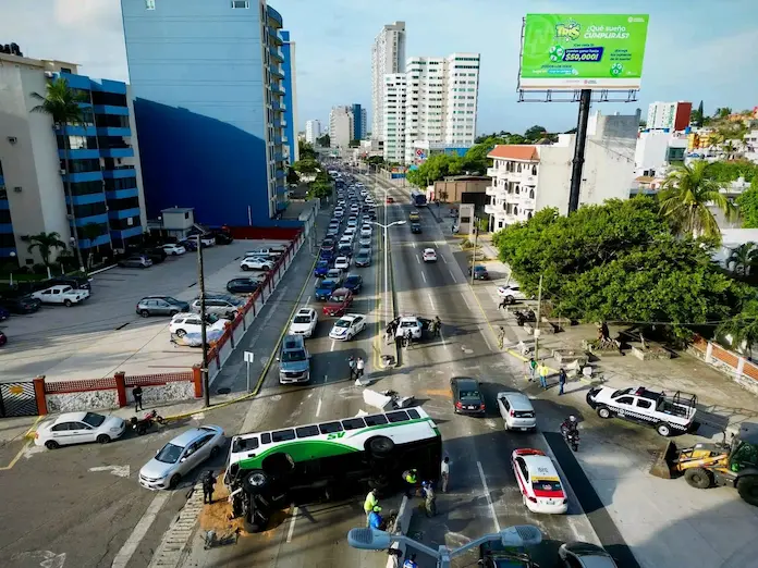 Vuelca autobús de pasajeros en Boca del Rio