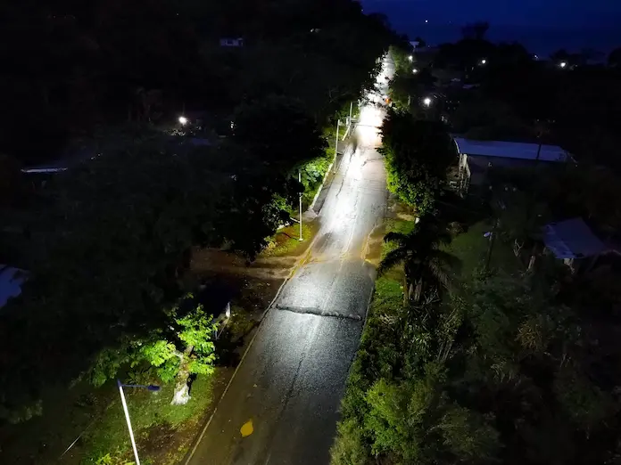 Instalan lamparas LED en Ojoxapan, dando seguridad y modernidad a sus habitantes