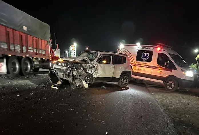 Tractocamión impacta camioneta sobre la carretera Tierra Blanca-Tres Valles