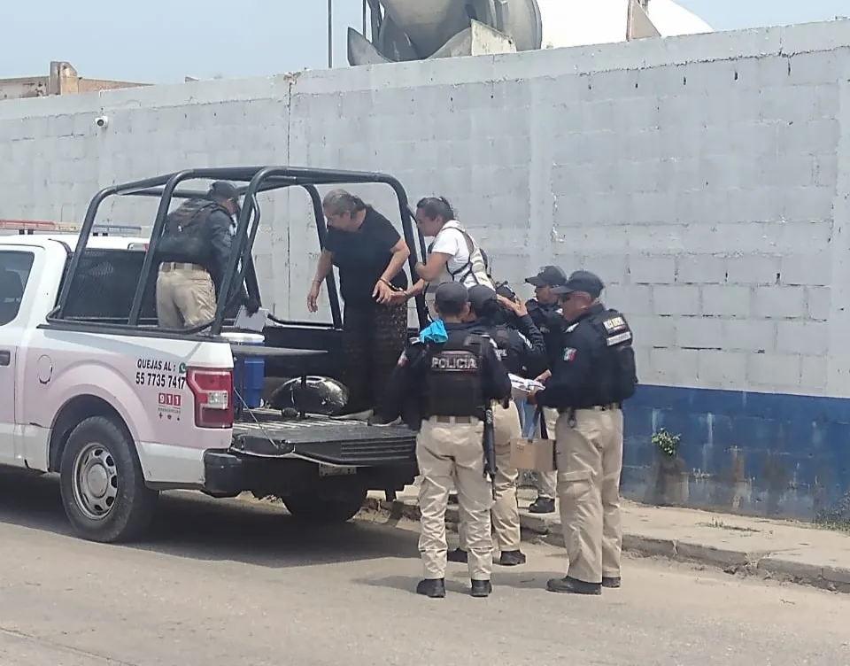 Dos mujeres detenidas en Coatzacoalcos por hacer encuesta de salida sin acreditación del INE