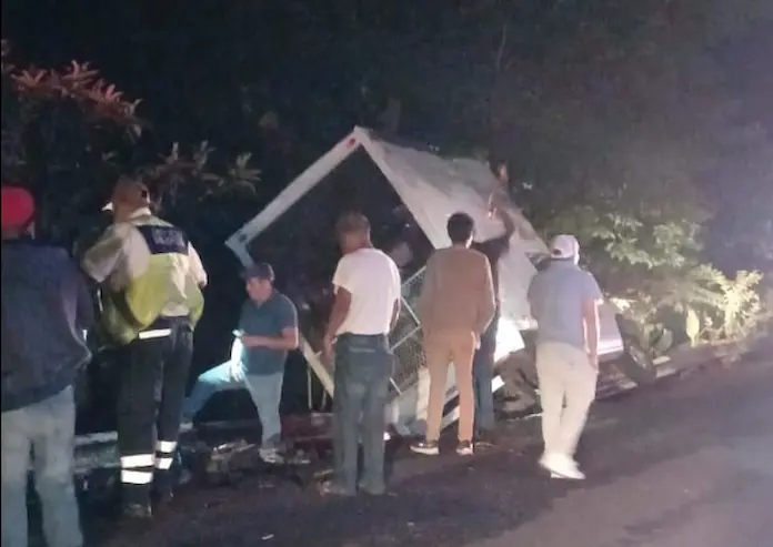 Embiste camioneta a comerciante en su moto