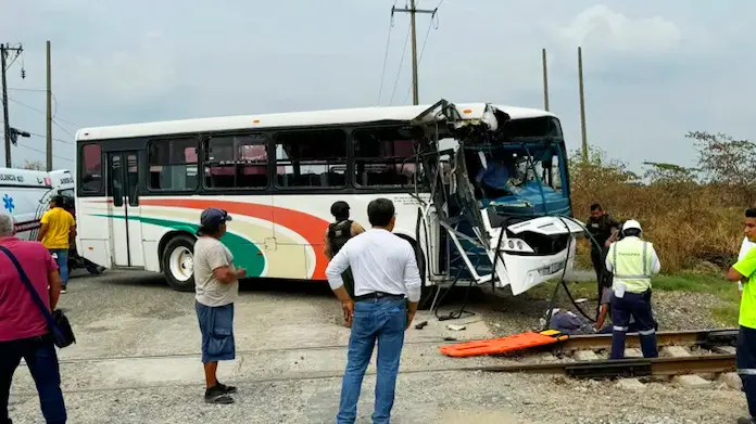 Autobús de transporte de personal se impacta con tren de FERRESUR; 1 muerto