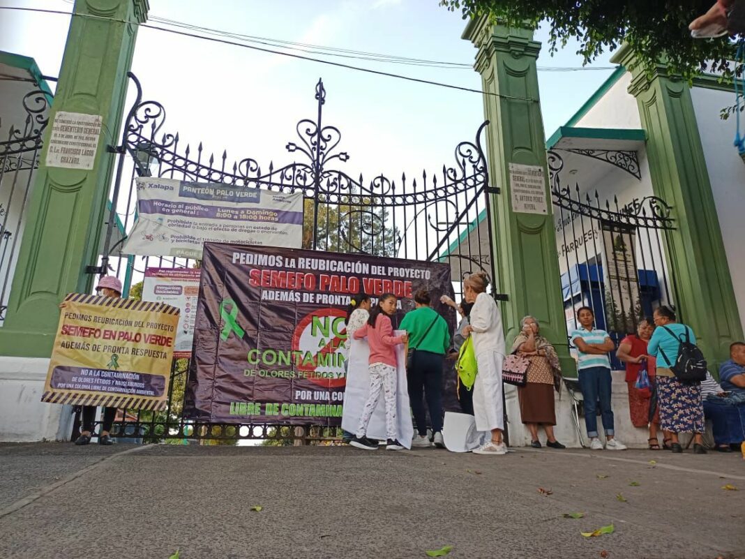 Habitantes de Xalapa se manifiestan en contra de la construcción del Semefo en panteón Palo Verde