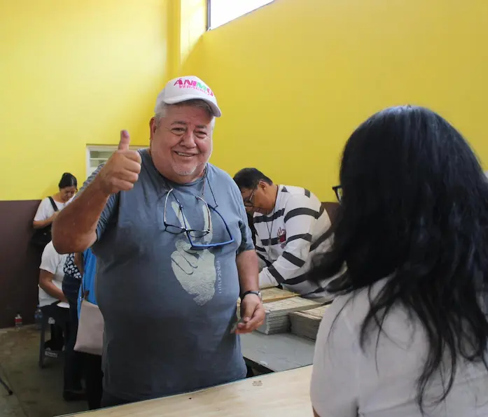 Manuel Huerta acude a votar en Xalapa