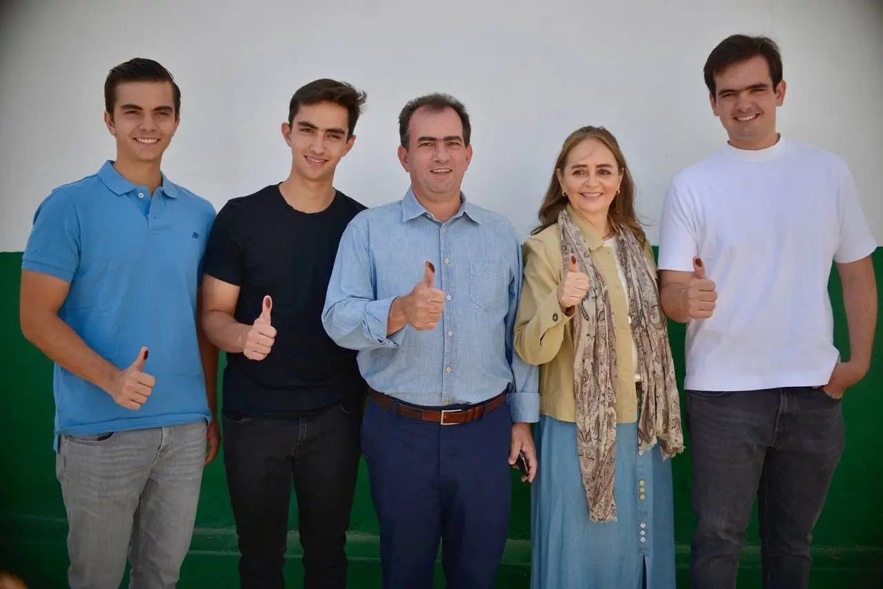 Pepe Yunes emite su voto en Perote
