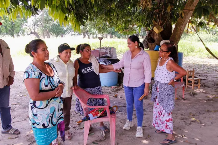 Alcaldesa de Santiago Tuxtla realiza visita por las comunidades