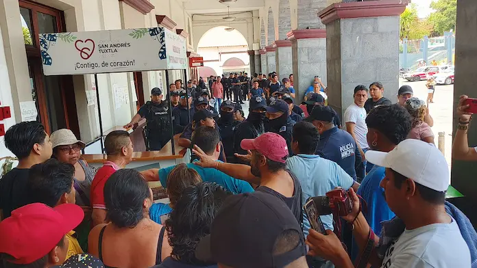 Manifestación de locatarios del mercado Municipal deja un muerto y policías detenidos