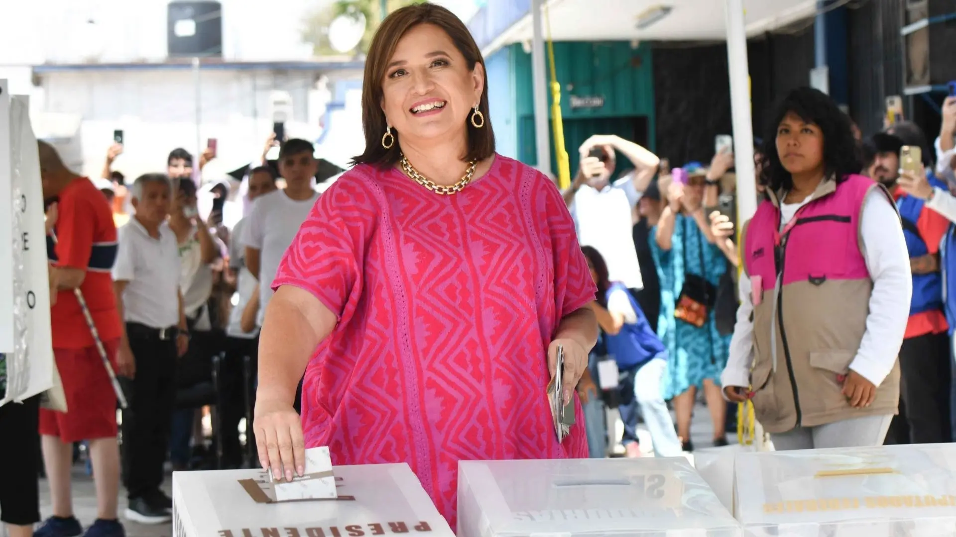 Xóchitl Gálvez emite su voto en la Miguel Hidalgo