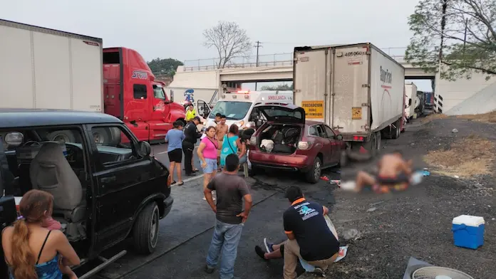 Camioneta se impacta contra tráiler en Cuitláhuac