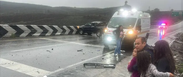 Volcadura de camioneta deja 8 heridos y una persona fallecida en autopista de Veracruz