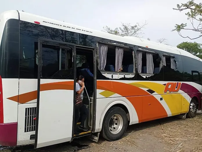 Conductor de AU provoca aparatoso accidente