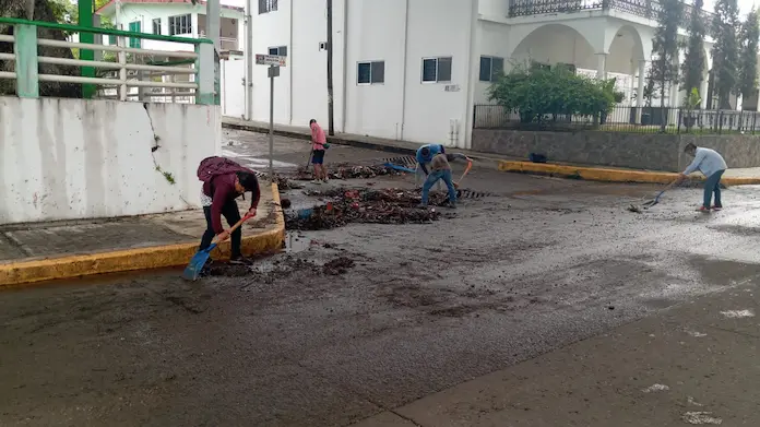 Levantan arena y escombros en malecón de Catemaco