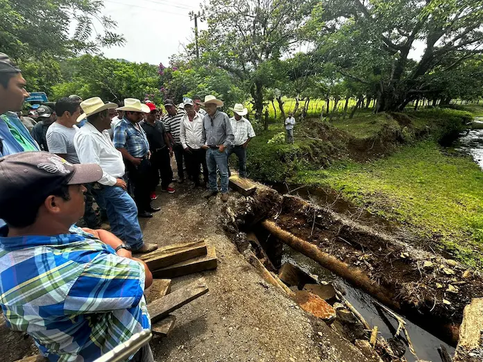 Atiende Alcalde de Catemaco problemática de la caída parcial del puente a las afueras de la comunidad de Tebanca
