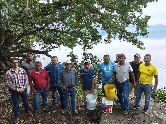 Alcalde Lic. Juan José Rosario Morales asiste a la liberación de alevines en el lago de Catemaco
