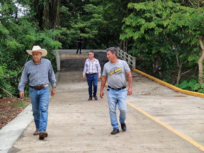 Supervisa Alcalde de Catemaco obra obra pública en la comunidad de Ojoxapan
