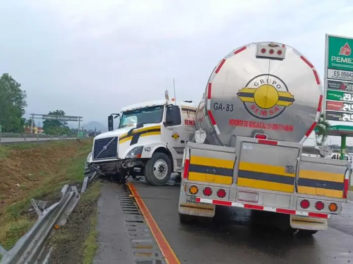 Tráiler se descuadra sobre la autopista Veracruz-Puebla