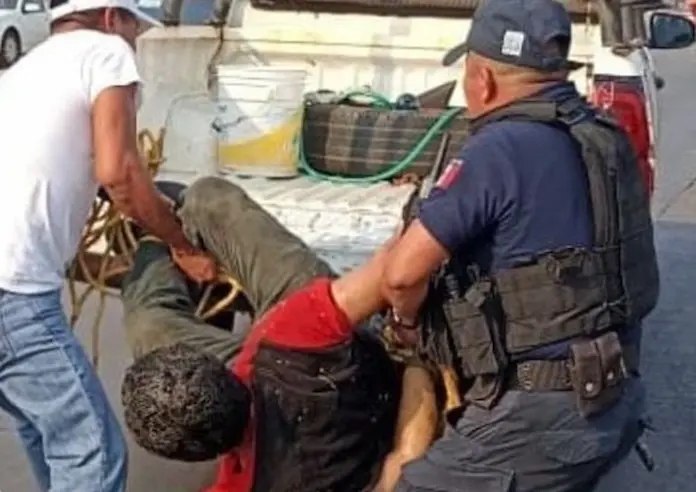 Padres de familia detienen a sujeto que mostraba sus genitales a niños de primaria en Cosoleacaque