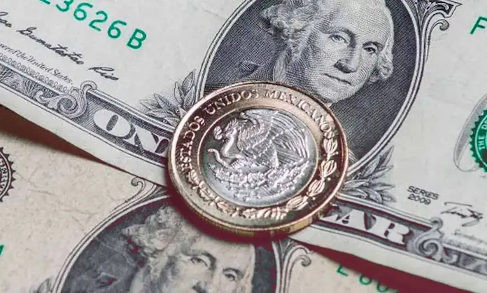 Peso vuelve a caer frente al dólar