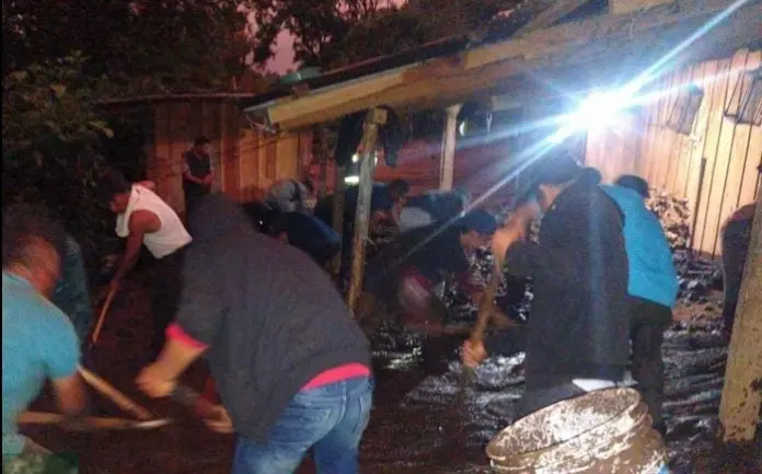 Por riesgo de derrumbe evacuan a 61 personas de Rafael Delgado