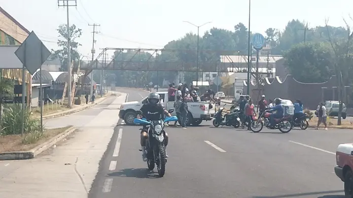 Pobladores de Ixhuacán vuelven a bloquear vialidades de Coatepec-Xalapa