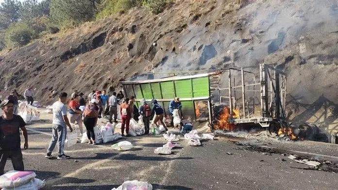 Camión es consumido por el fuego sobre el libramiento Xalapa-Perote; rapiñeros no faltan