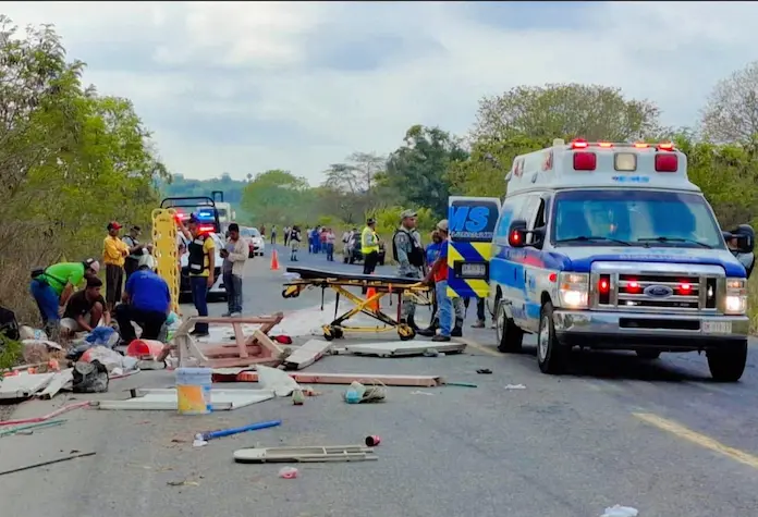 Mortal volcadura de camioneta sobre la carretera Tihuatlán-Álamo