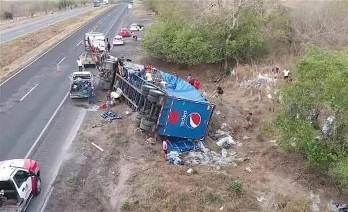 Vuelca tráiler de refrescos y la rapiña no se hace esperar