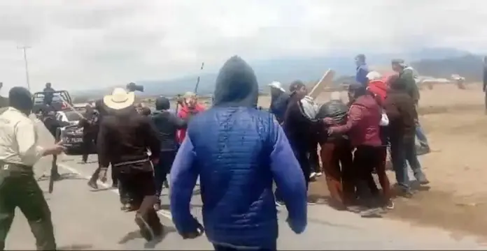 VIDEOS | En Veracruz, enfrentamiento entre manifestantes de Totalco y policías deja dos muerto