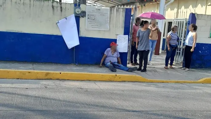Balean a masculino afuera de una escuela en Cosoleacaque