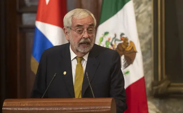 Denuncian a ex rector de la UNAM por presunta defraudación fiscal