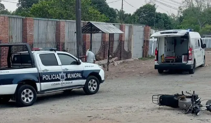 Motociclistas resultan lesionados tras caída en Cosoleacaque