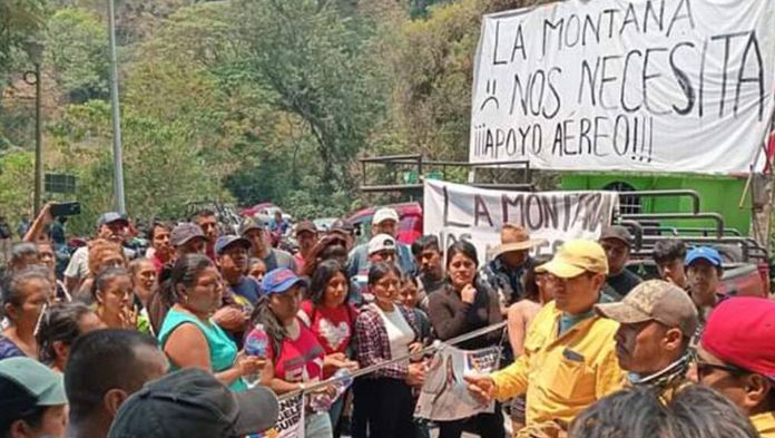 Bloquearon carreteras por incendios forestales en Ixhuacán de los Reyes y Cosautlán