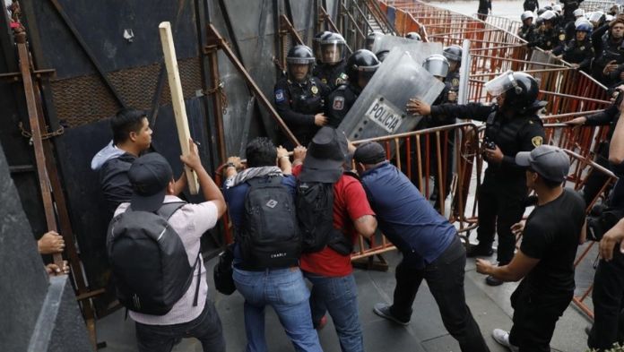 Protesta en la CDMX por ataque en Oaxaca a profesores