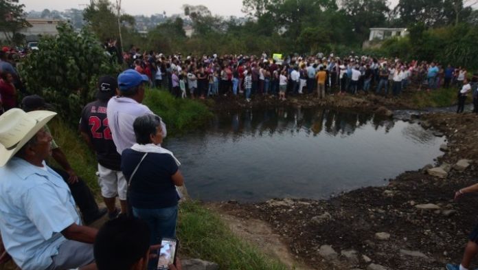 Habitantes de El Castillo bloquearon accesos a sus manantiales por saqueo de agua con pipas