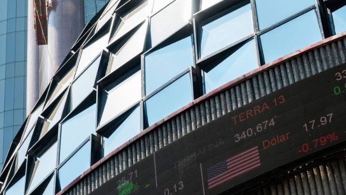 Dólar rompe barrera de los 18 pesos ante nerviosismo por reformas de Morena