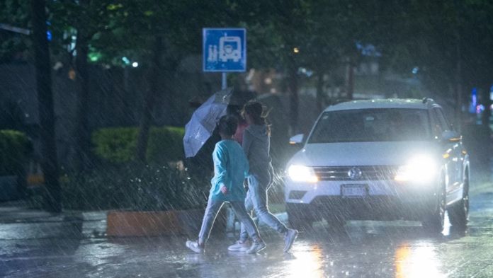 Azotarán lluvias intensas con descargas eléctricas en Veracruz y 9 estados del país: Conagua