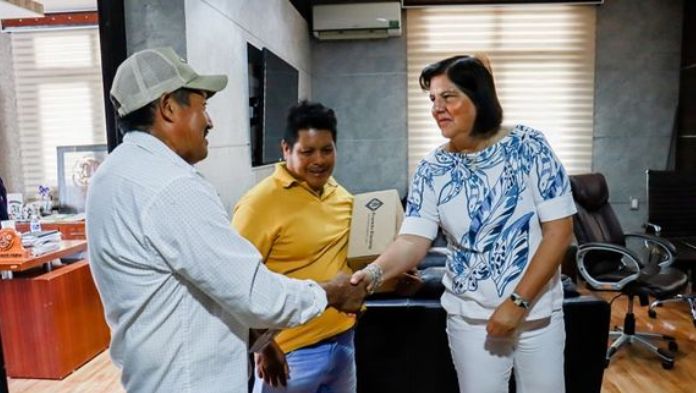 Alcaldesa de San Andrés Tuxtla apoya a Comisión del Agua de Nacaxtle con bomba de agua para su red de abasto.