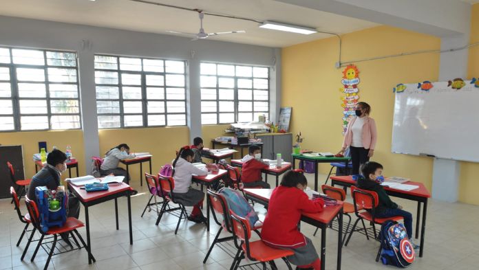 Maestros de educación básica recibirán incremento salarial, el mínimo es de 16 mil 776 pesos