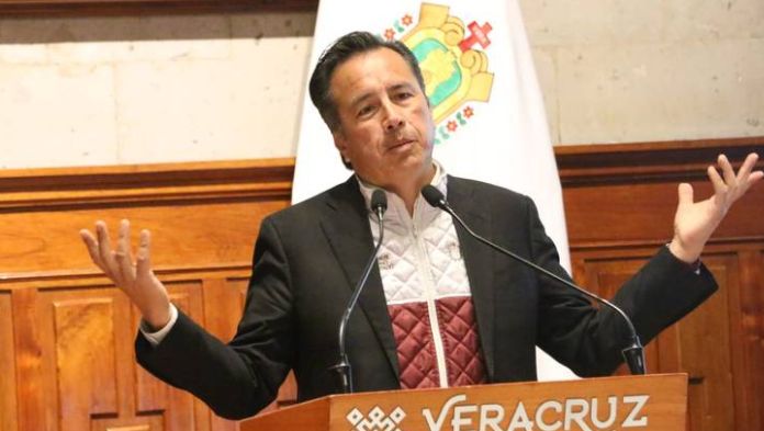 Faltan especialistas en Veracruz porque no hay médicos “con formación humana”: gobernador