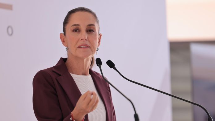 Claudia Sheinbaum se compromete a becar a más de 21 millones de niñas, niños y adolescentes