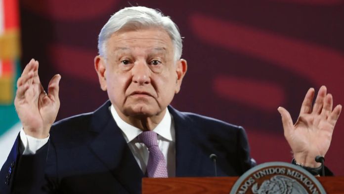 AMLO se lanza contra especialistas de la UNAM que analizaron sus 20 reformas constitucionales