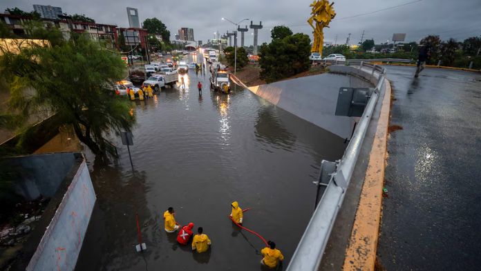 Cinco muertos por tormenta tropical Alberto en Nuevo León