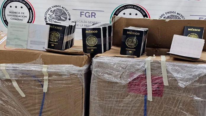 FGR detiene a 2 sujetos que transportaban pasaportes robados a la SRE