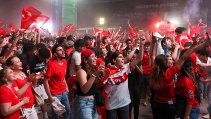 Muere aficionado de Turquía en pleno festejo tras vencer a Chequia