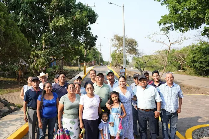 Inauguran guarniciones y banquetas en la localidad de Salto de Agua de Pio