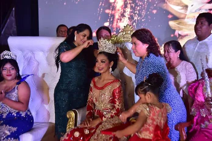 Alcaldesa Kristel Hernández corona a la reina de las Fiestas Patronales en honor a San Antonio de Padua