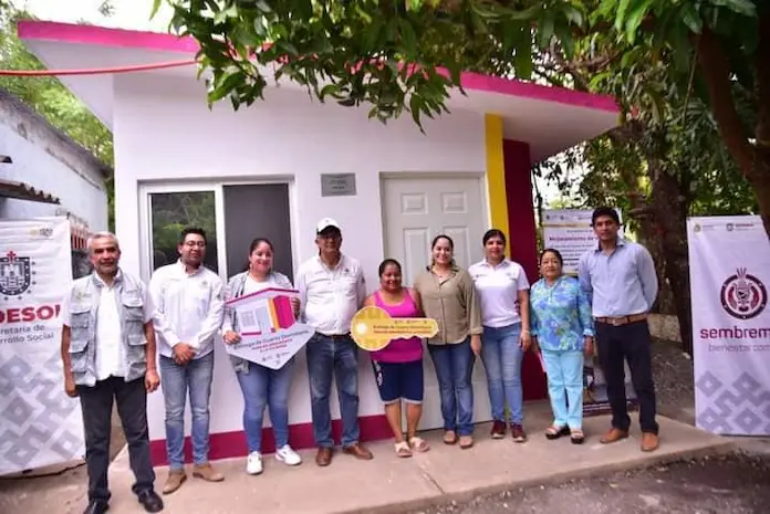 Entregan cuartos dormitorios en Tres Zapotes